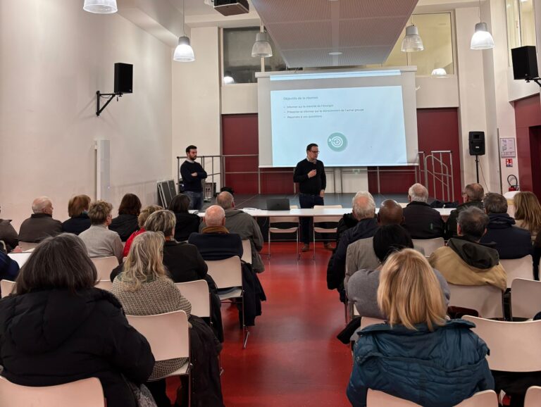Etienne Jallet et Boris Deroose en réunion publique à Epinay-sur-Seine pour présenter le dispositif d'achat groupé d'énergies.